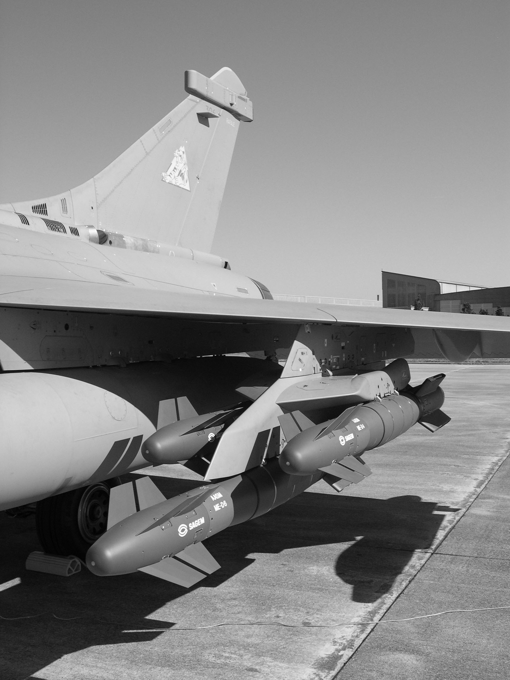 Configuration d’emport de trois AASM de 250 kg sous un Rafale. Le chasseur bombardier Rafale peut embarquer jusqu’à 6 AASM. Photo Sagem Défense Sécurité (Groupe Safran)